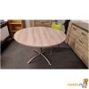 Moderne eetkamer met ronde tafel