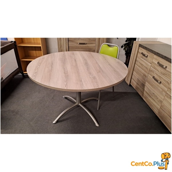Moderne eetkamer met ronde tafel
