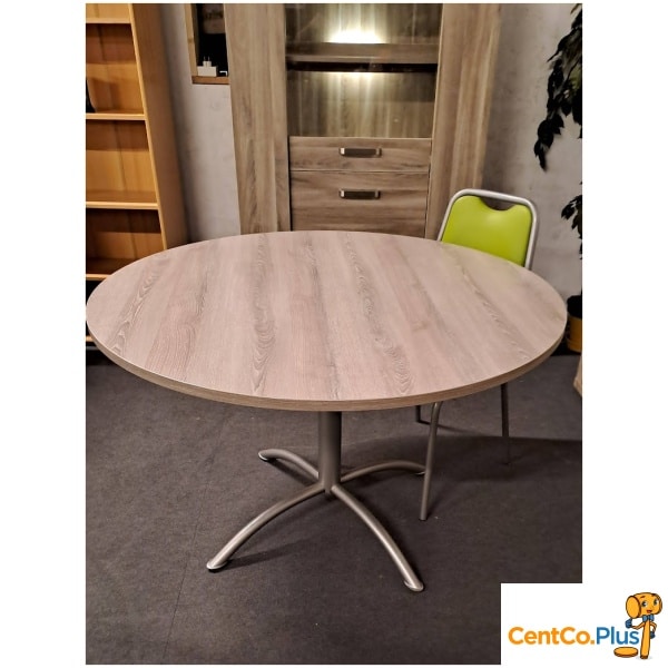 Moderne eetkamer met ronde tafel