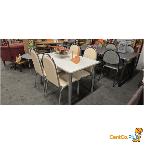 Witte keukentafel met 4 stoelen