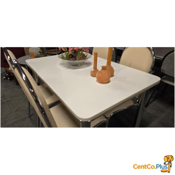 Witte keukentafel met 4 stoelen