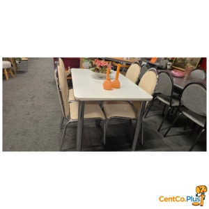 Witte keukentafel met 4 stoelen