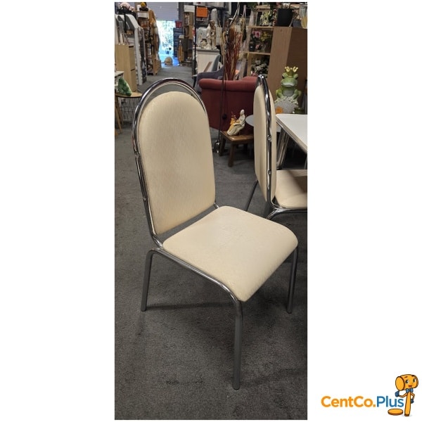 Witte keukentafel met 4 stoelen