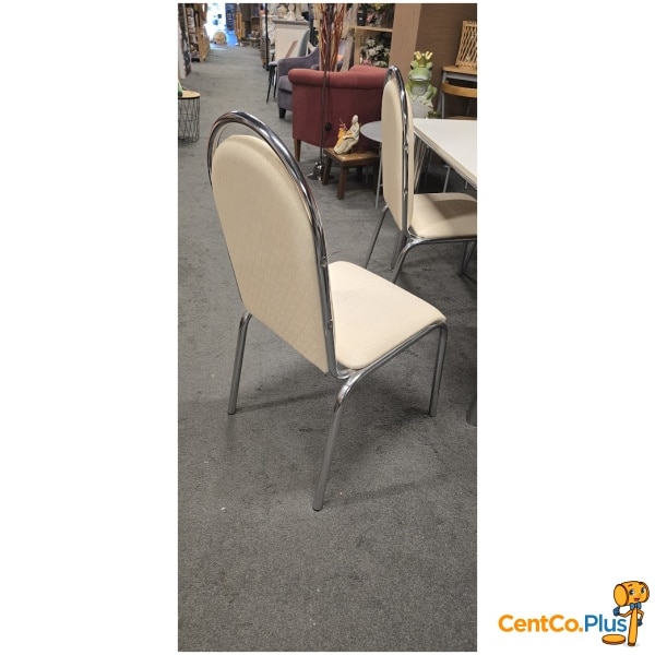Witte keukentafel met 4 stoelen